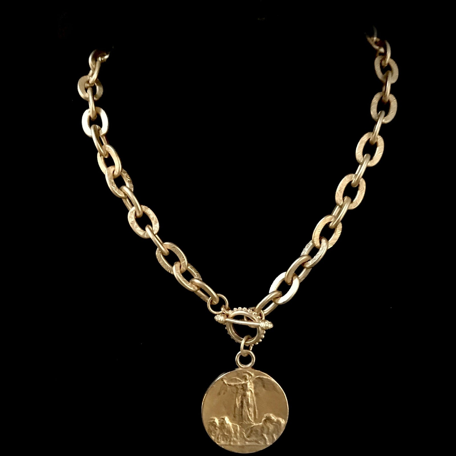 Victoria the Peace Angel Bravery Link Necklace in Matte Gold